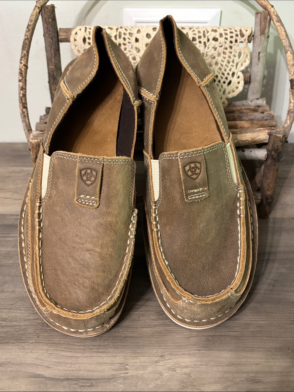Pre Owned  Women's 10B Ariat Cruiser slip-on loafers in Brown Bomber Leather